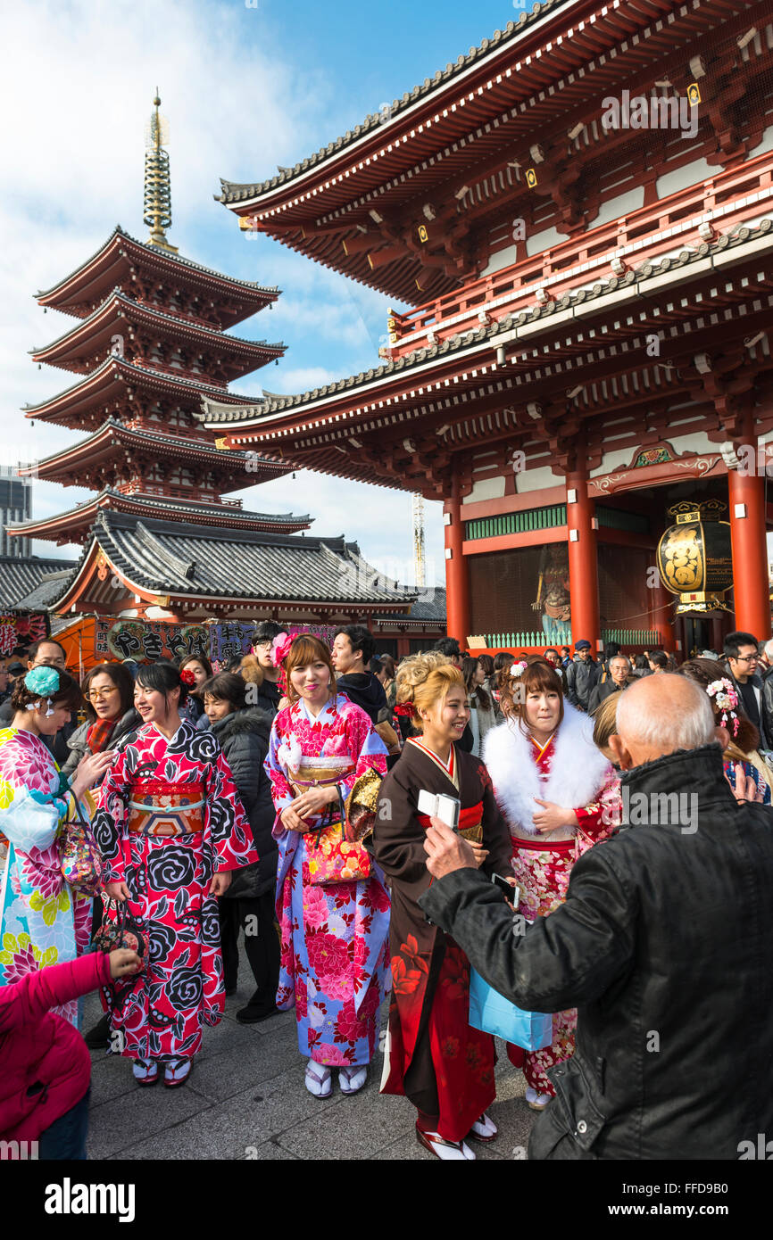 Junge Frauen in Kimono für die Coming of Age Day Feier am Sensō-Ji in Asakusa, Tokio, Japan Stockfoto