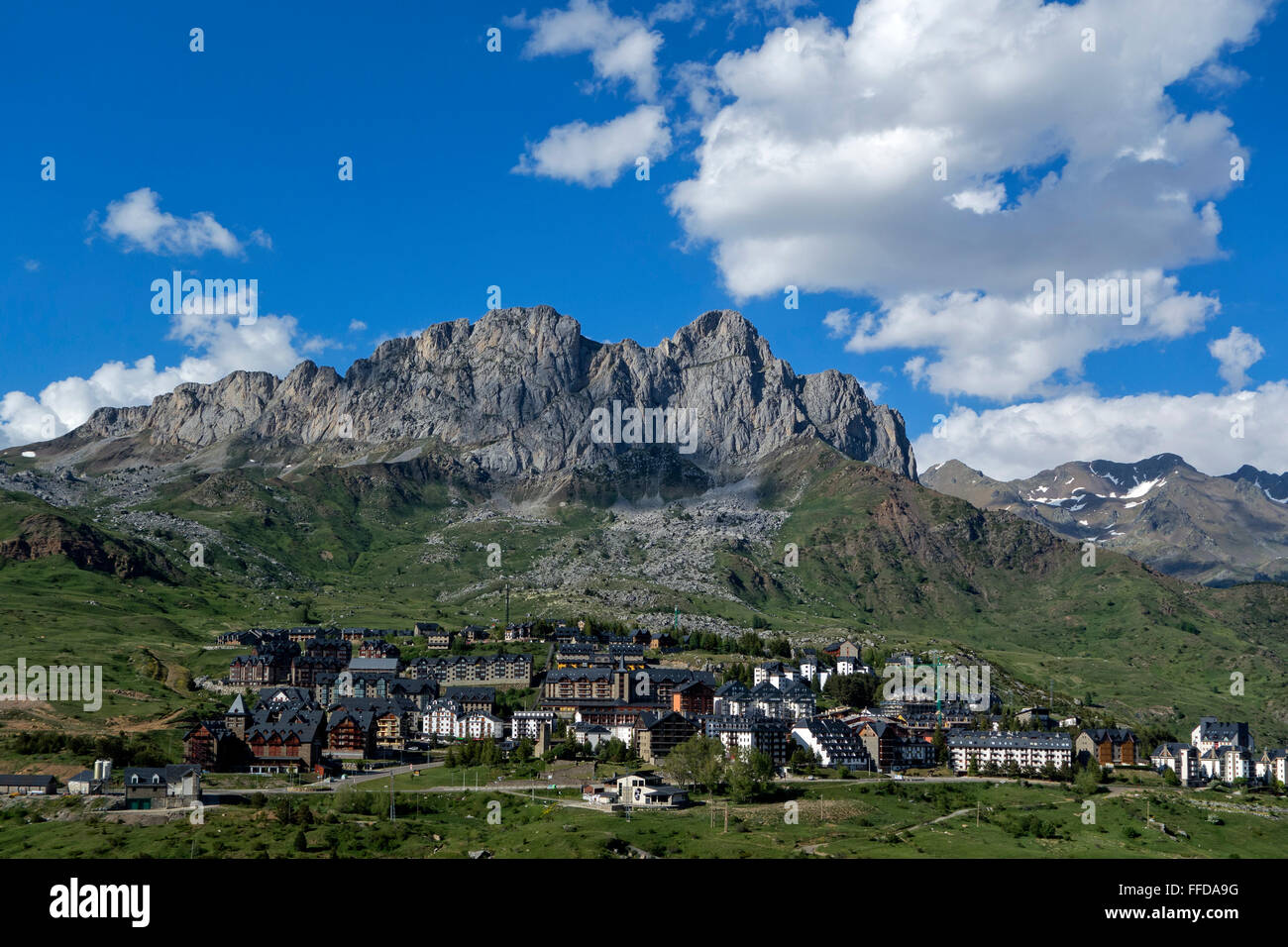 Formigal Ski Resort. Auf dem Hintergrund der Foratata Spitze (2341m). Pyrenäen. Huesca. Spanien Stockfoto