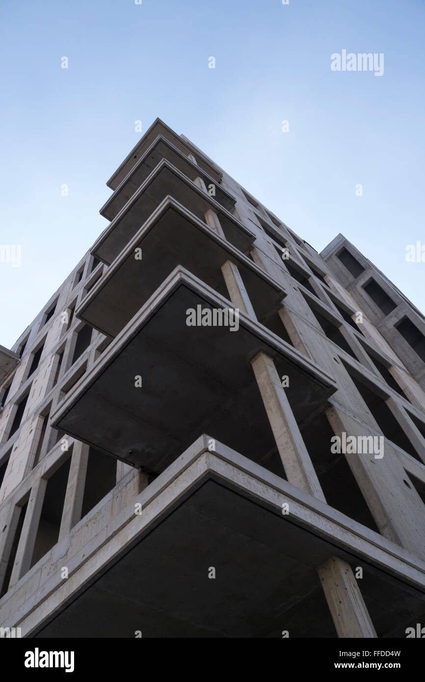 Balkon-Rahmen eines Neubaus Stockfoto