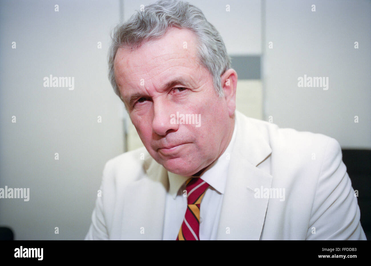 Martin Bell MP, abgebildet in seinem Büro im Portcullis House, London. Stockfoto