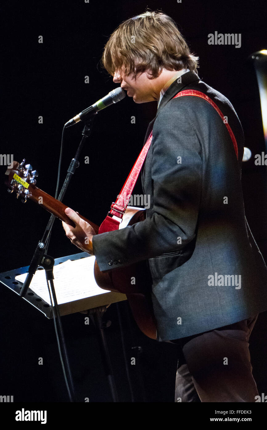 Mailand Italien. 9. Dezember 2011. Der amerikanische Singer/Songwriter THURSTON MOORE führt live auf der Bühne am Teatro Dal Verme prese Stockfoto