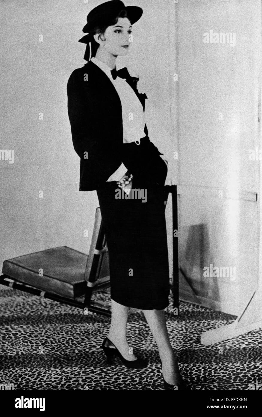 CHANEL-KOSTÜM. /nWoman Modellierung einen Anzug von Coco Chanel, Mitte des  20. Jahrhunderts entworfen Stockfotografie - Alamy