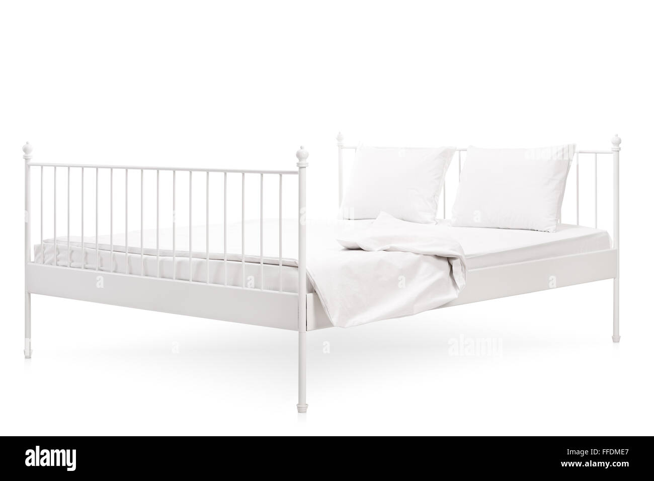 Studioaufnahme von einem weißen moderne Bett isoliert auf weißem Hintergrund Stockfoto
