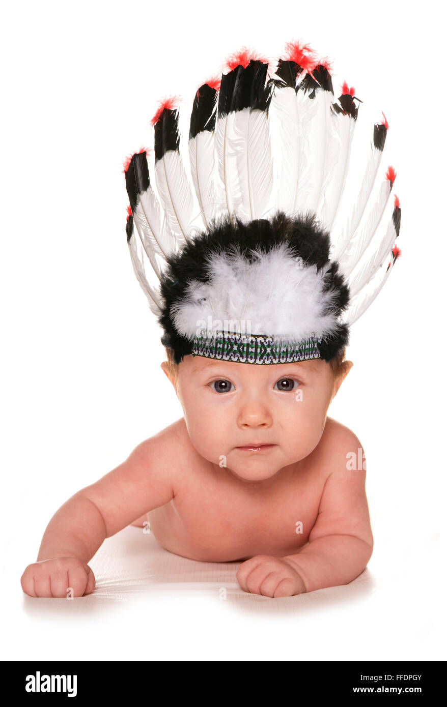 3 Monate altes Baby tragen Häuptling Kopfschmuck Ausschnitt Stockfoto