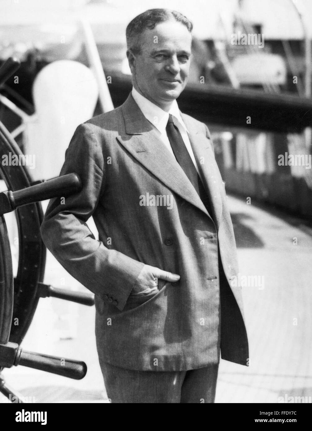 WILLIAM KISSAM VANDERBILT II (1878-1944). /nYachtsman. Vanderbilt posiert auf dem Deck von seiner Yacht "Alva," bei einem Zwischenstopp in Boston zu einem speziell angefertigten Flugzeug holen. Fotografiert im August 1934. Stockfoto