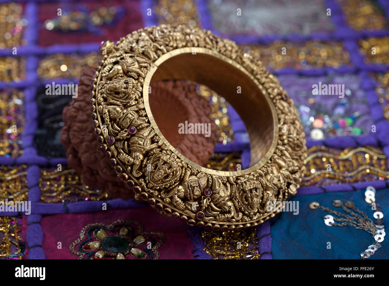 Gold-Armreif mit sehr schweren indischen design Stockfoto