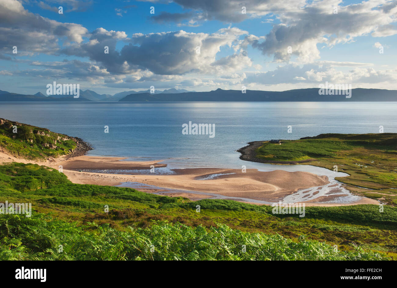 Strand in der Nähe von Applecross, Blick auf Raasay und Skye - Ross-Shire, Schottland. Stockfoto