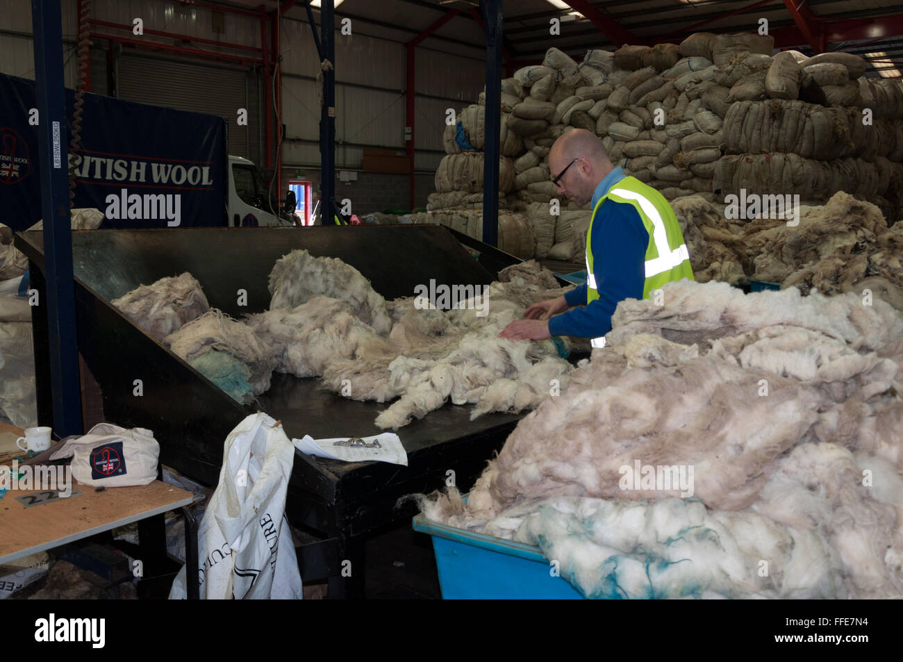 Ein britischer Wolle Sorter ordnen und Sortieren der Wolle Stockfotografie  - Alamy