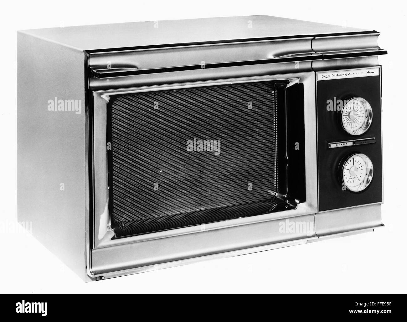 MIKROWELLE, 1967. /nThe Amana Radarange, die erste Mikrowelle entwickelt  für den Heimgebrauch, 1967 Stockfotografie - Alamy
