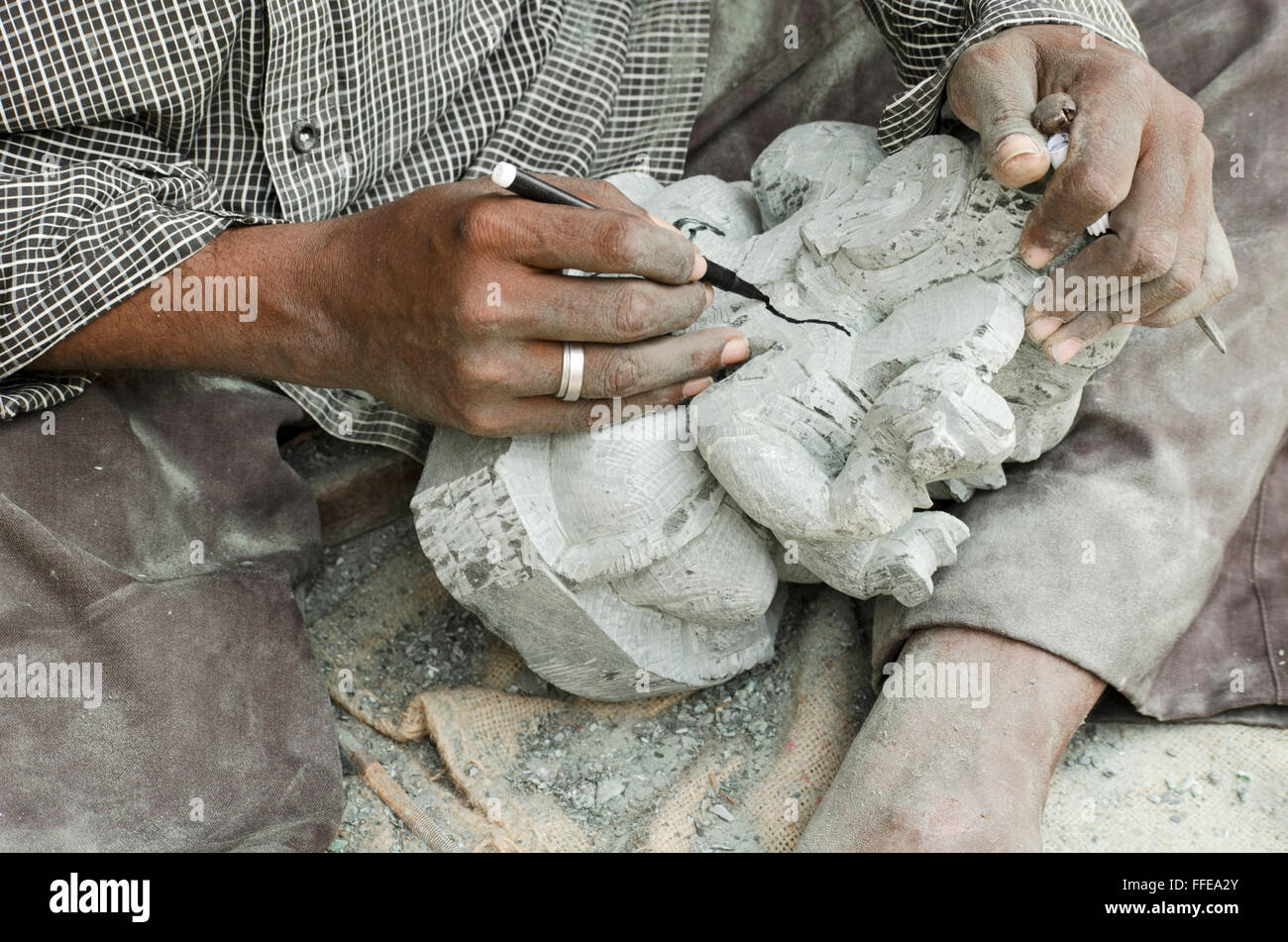 Künstler, die letzten Schliff verleiht eine Skulptur in Mahabalipuram, Tamil Nadu, Indien, Asien Stockfoto