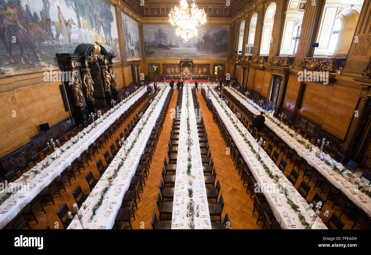 Hamburg, Deutschland. 12. Februar 2016. Lange Tische sind für das so genannte traditionelle Matthiae-Mahl-Dinner im Rathaus in Hamburg, Deutschland, 12. Februar 2016 vorbereitet. Abgela Bundeskanzlerin Merkel und der britische Premierminister James Cameron sind den geladenen Ehrengästen Ehrengast bei der traditionellen Dinner-Event. Das Matthiae-Mahl-Dinner hat eine lange Tradition in der Hansestadt Hamburg, bis 1356 n. Chr. zurückreicht. Foto: CHRISTIAN CHARISIUS/Dpa/Alamy Live News Stockfoto