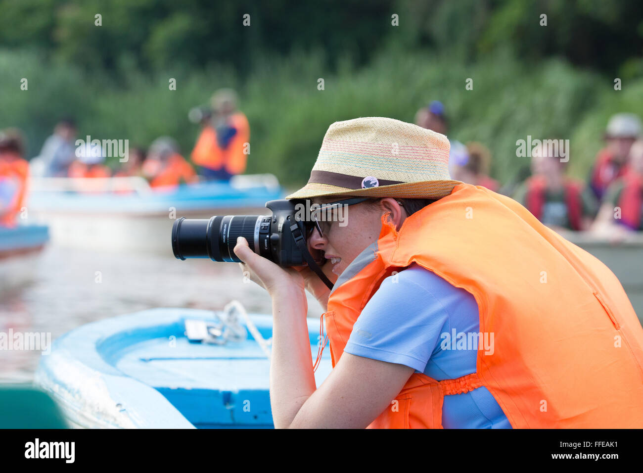 Touristen, die Wildbeobachtung von Booten auf dem Kinabatangan Fluss, Sabah, Malaysia Stockfoto