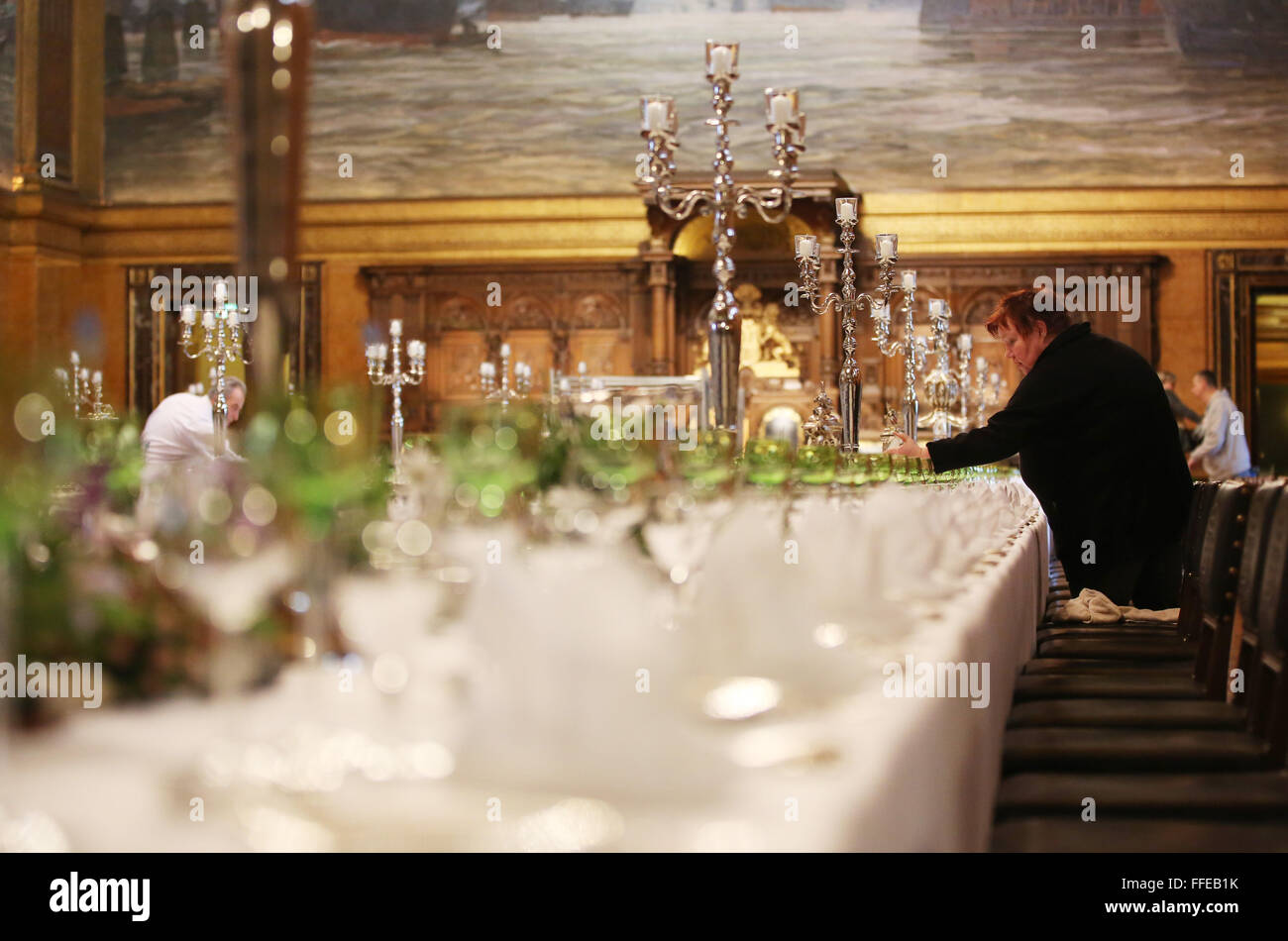 Lange Tische sind für das so genannte traditionelle Matthiae-Mahl-Dinner im Rathaus in Hamburg, Deutschland, 12. Februar 2016 vorbereitet. Abgela Bundeskanzlerin Merkel und der britische Premierminister James Cameron sind den geladenen Ehrengästen Ehrengast bei der traditionellen Dinner-Event. Das Matthiae-Mahl-Dinner hat eine lange Tradition in der Hansestadt Hamburg, bis 1356 n. Chr. zurückreicht. Foto: CHRISTIAN CHARISIUS/dpa Stockfoto