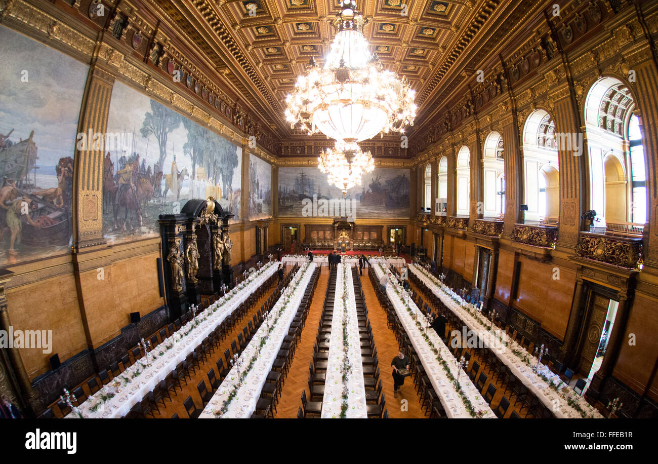 Lange Tische sind für das so genannte traditionelle Matthiae-Mahl-Dinner im Rathaus in Hamburg, Deutschland, 12. Februar 2016 vorbereitet. Abgela Bundeskanzlerin Merkel und der britische Premierminister James Cameron sind den geladenen Ehrengästen Ehrengast bei der traditionellen Dinner-Event. Das Matthiae-Mahl-Dinner hat eine lange Tradition in der Hansestadt Hamburg, bis 1356 n. Chr. zurückreicht. Foto: CHRISTIAN CHARISIUS/dpa Stockfoto