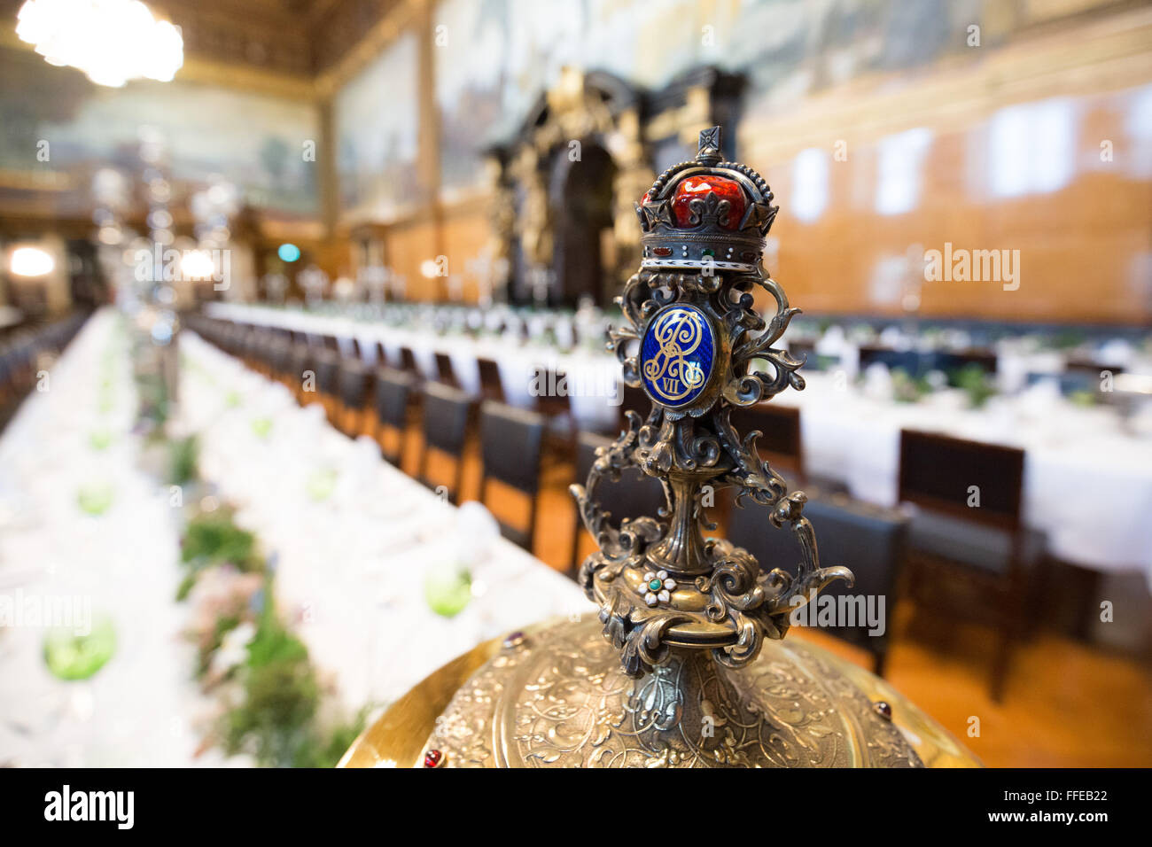 Der "Holbein-Kelch", ein Geschenk, welches von König Edward VII, der freien und Hansestadt Hamburg im Jahre 1904, steht auf einem dekorierten Tisch während der Vorbereitungen für das so genannte traditionelle Matthiae-Mahl-Dinner im Rathaus in Hamburg, Deutschland, 12. Februar 2016. Abgela Bundeskanzlerin Merkel und der britische Premierminister James Cameron sind den geladenen Ehrengästen Ehrengast bei der traditionellen Dinner-Event. Das Matthiae-Mahl-Dinner hat eine lange Tradition in der Hansestadt Hamburg, bis 1356 n. Chr. zurückreicht. Foto: CHRISTIAN CHARISIUS/dpa Stockfoto
