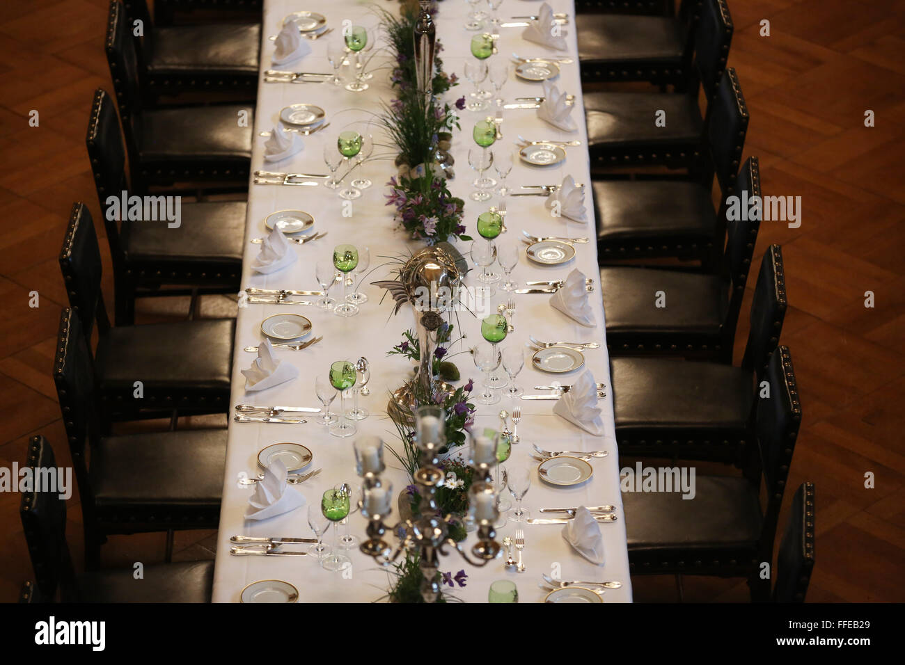 Lange Tische sind für das so genannte traditionelle Matthiae-Mahl-Dinner im Rathaus in Hamburg, Deutschland, 12. Februar 2016 vorbereitet. Abgela Bundeskanzlerin Merkel und der britische Premierminister James Cameron sind den geladenen Ehrengästen Ehrengast bei der traditionellen Dinner-Event. Das Matthiae-Mahl-Dinner hat eine lange Tradition in der Hansestadt Hamburg, bis 1356 n. Chr. zurückreicht. Foto: CHRISTIAN CHARISIUS/dpa Stockfoto