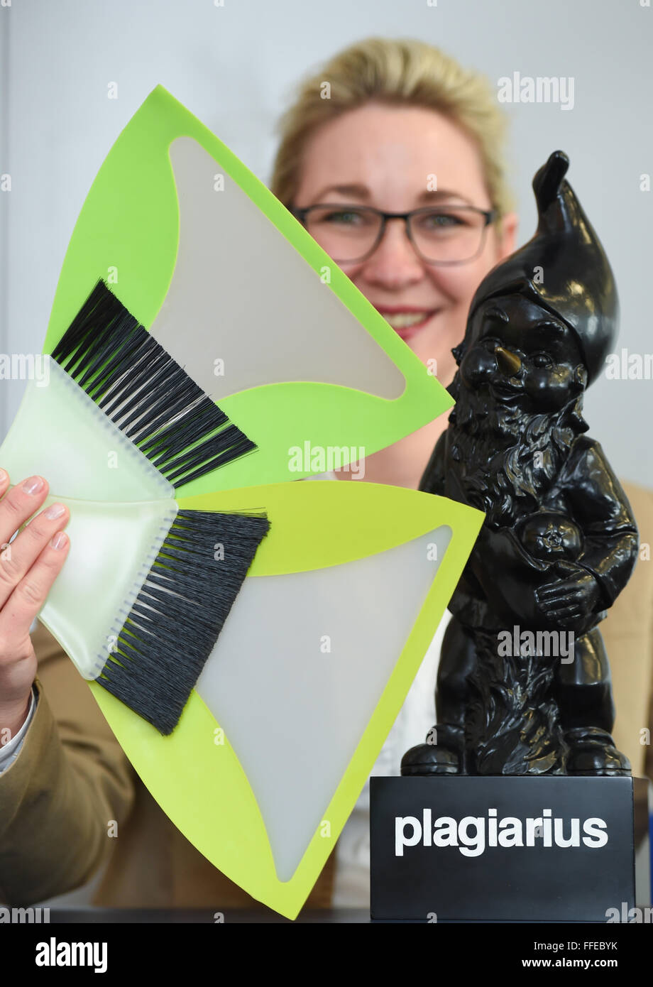 Christine Lacroix, Geschäftsführer der Initiative "Plagiarius", hält die so genannte "Plagiarius Award" in ihren Händen, wie sie zwei Versionen eines Satzes von Schaufel und Pinsel genannt "Flexi" im Rahmen einer Pressekonferenz auf der Messe "Ambiente" Konsumgüter Messe in Frankfurt, Deutschland, 12. Februar 2016 präsentiert. Die Sätze von Schaufel und Pinsel auf dem Bild zu sehen zeigen die Fälschung aus China (vorne) und die ursprüngliche Gruppe von Hersteller "Haug Buersten KG Königsbrunn" eingestellt. Der "Plagiarius Award" ist als eine Verspottung für die besten und meisten freche Kopie oder Fälschung von Originalprodukten und wurde ein Stockfoto