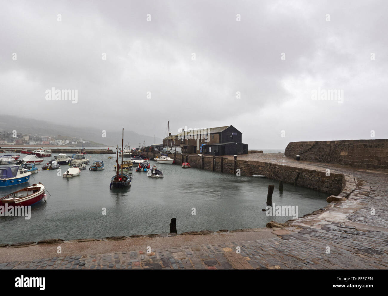 Dorset Lyme Regis Hafen und Cob bei schlechtem Wetter Stockfoto