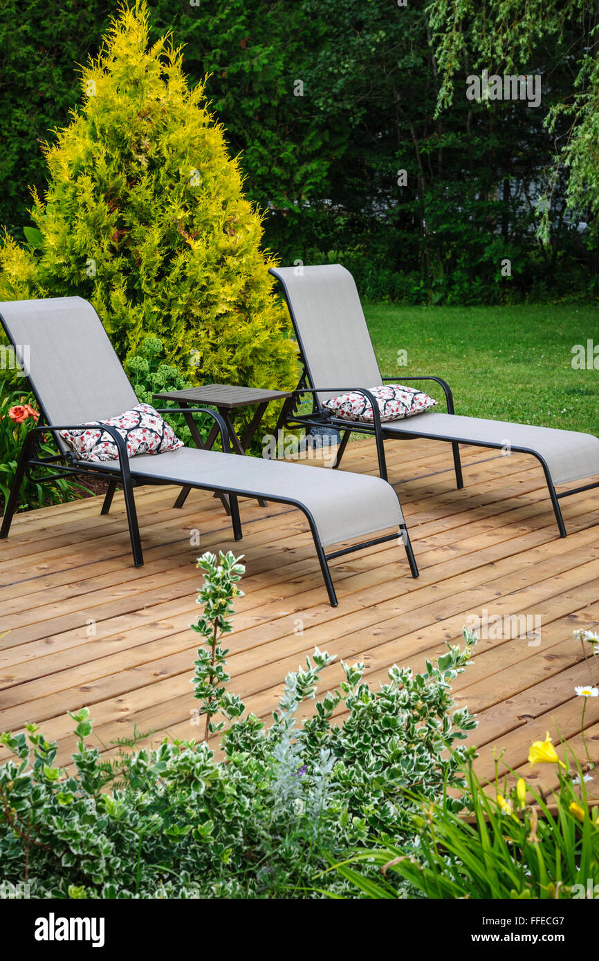 Hölzerne Veranda oder Terrasse im Hinterhof eines Hauses mit Gartenmöbeln Stockfoto