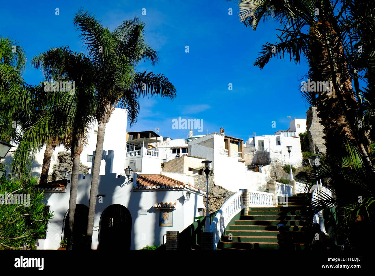 Vom Botanischen Garten El Majuelo aus erreichen Sie die alte weiße Stadt nur wenige Schritte. Almuñécar, Provinz Granada, Andalusien. Spanien Stockfoto
