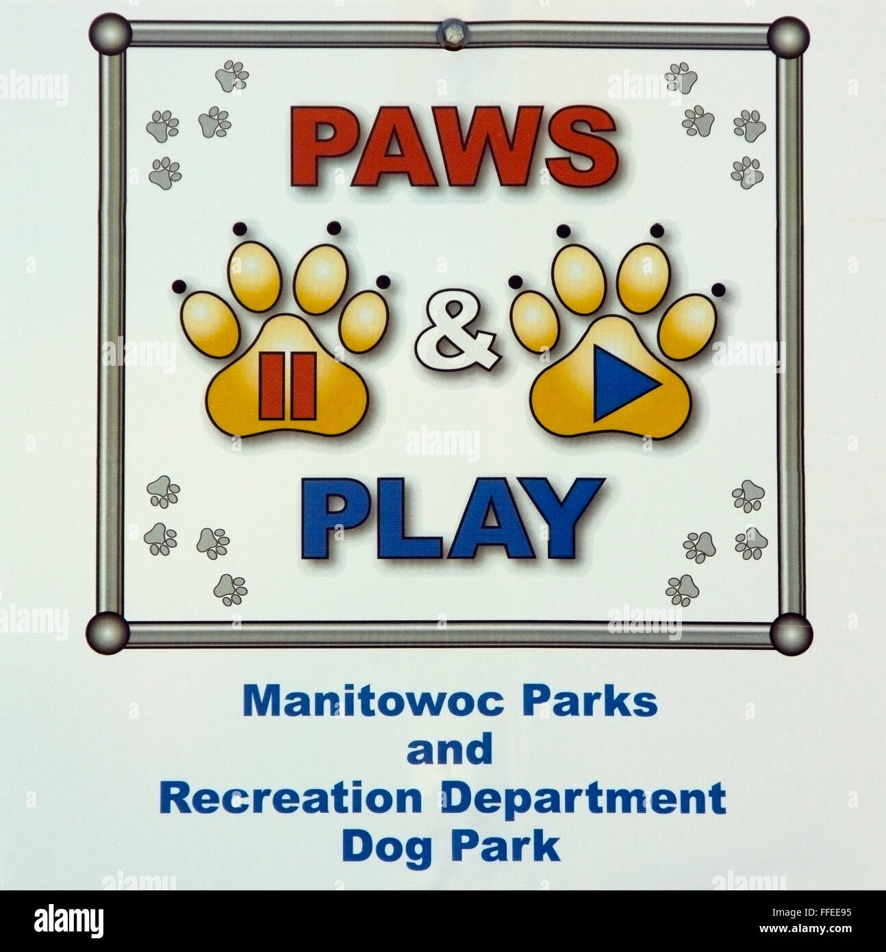 Pfoten und Hund Spielpark unterzeichnen Manitowoc Wisconsin Stockfoto