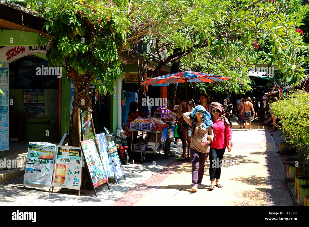 Thailand Krabi Phi Phi Inseln Koh Phi Phi Don schmalen Straßen von Tonsai Village Adrian Baker Stockfoto