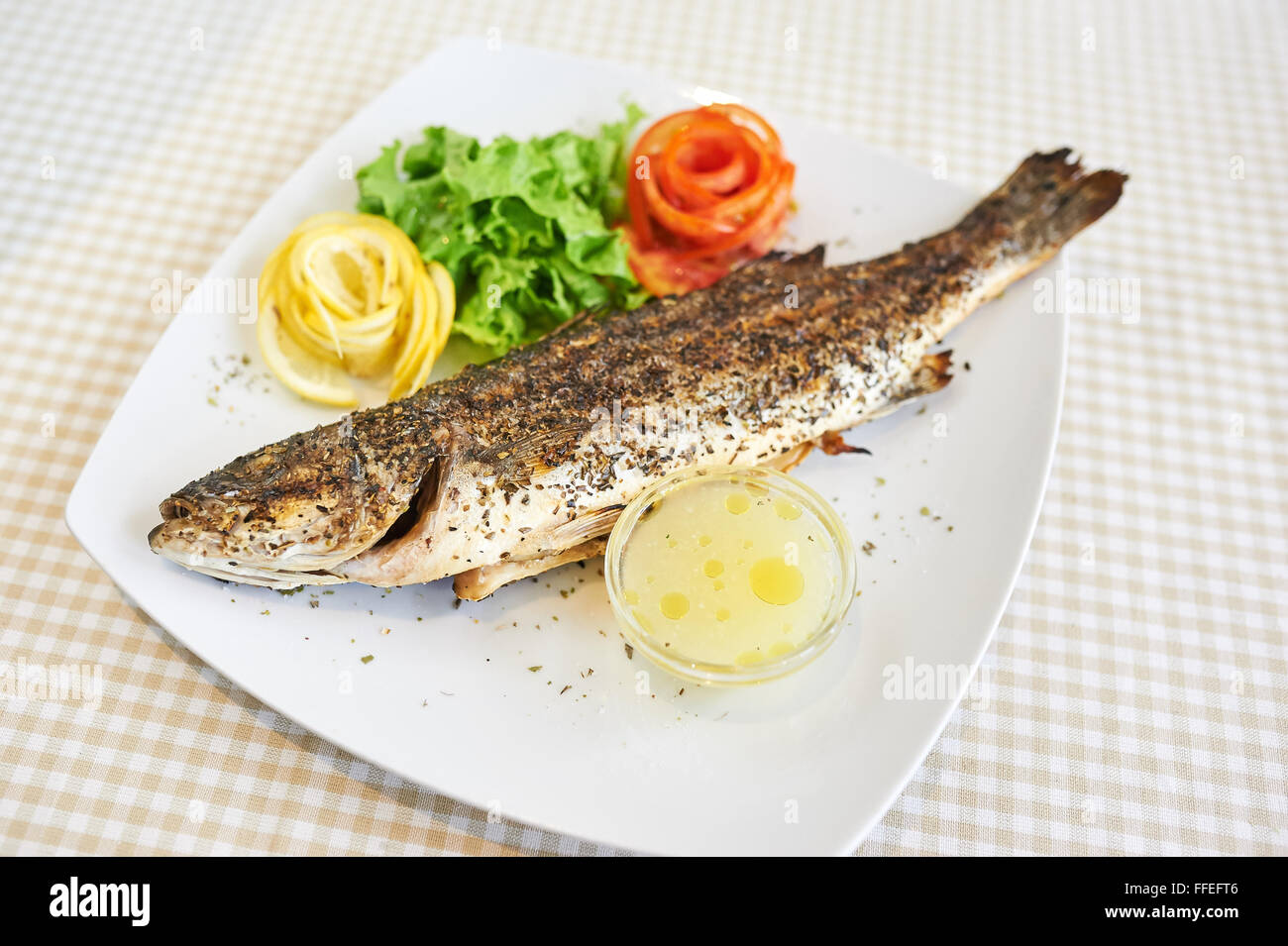 gebackener Fisch in einem Restaurant am weißen Platte gebraten Stockfoto