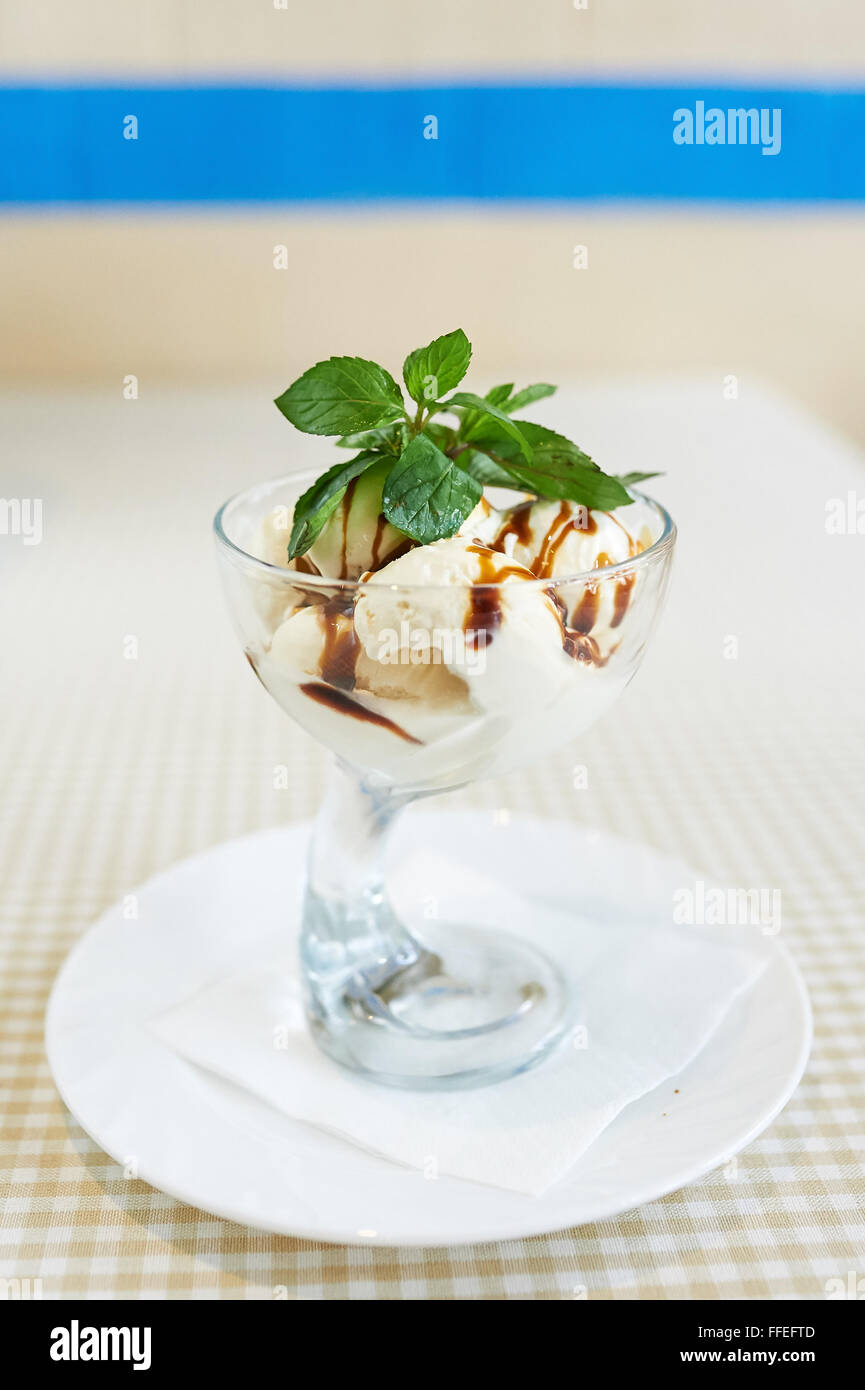 Vanille Eis mit Schokolade und Minze Stockfoto