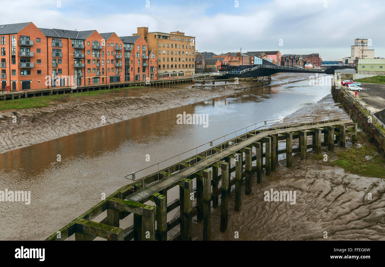River Hull bei Ebbe mit Blick auf Skala Lane Drehbrücke (geschlossen) veraltete Schiff gestrandet und flankiert von Gebäuden... Stockfoto