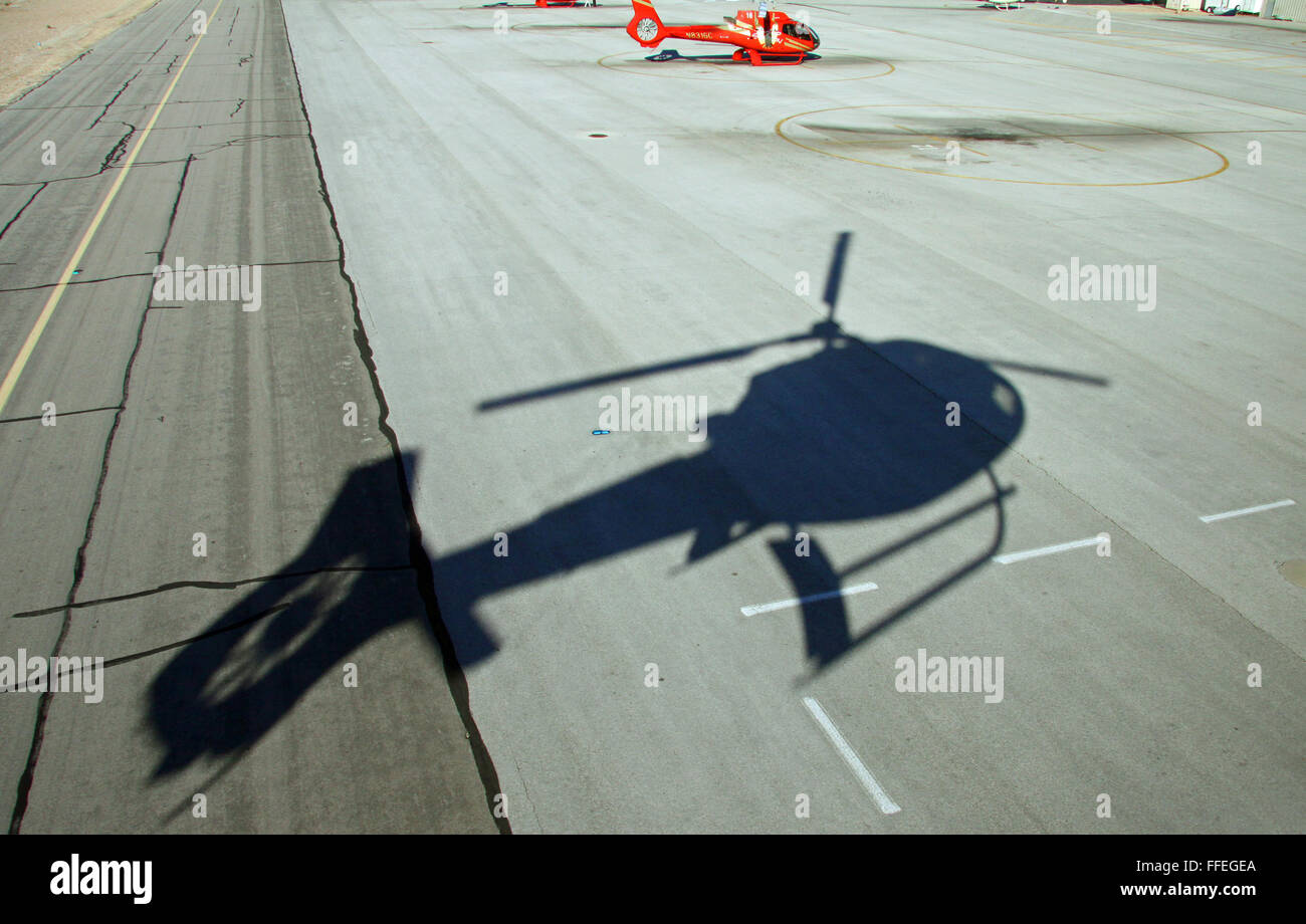 Schatten eines Hubschraubers bei Boulder City Municipal Airport in der Nähe von Las Vegas, Nevada, USA Stockfoto