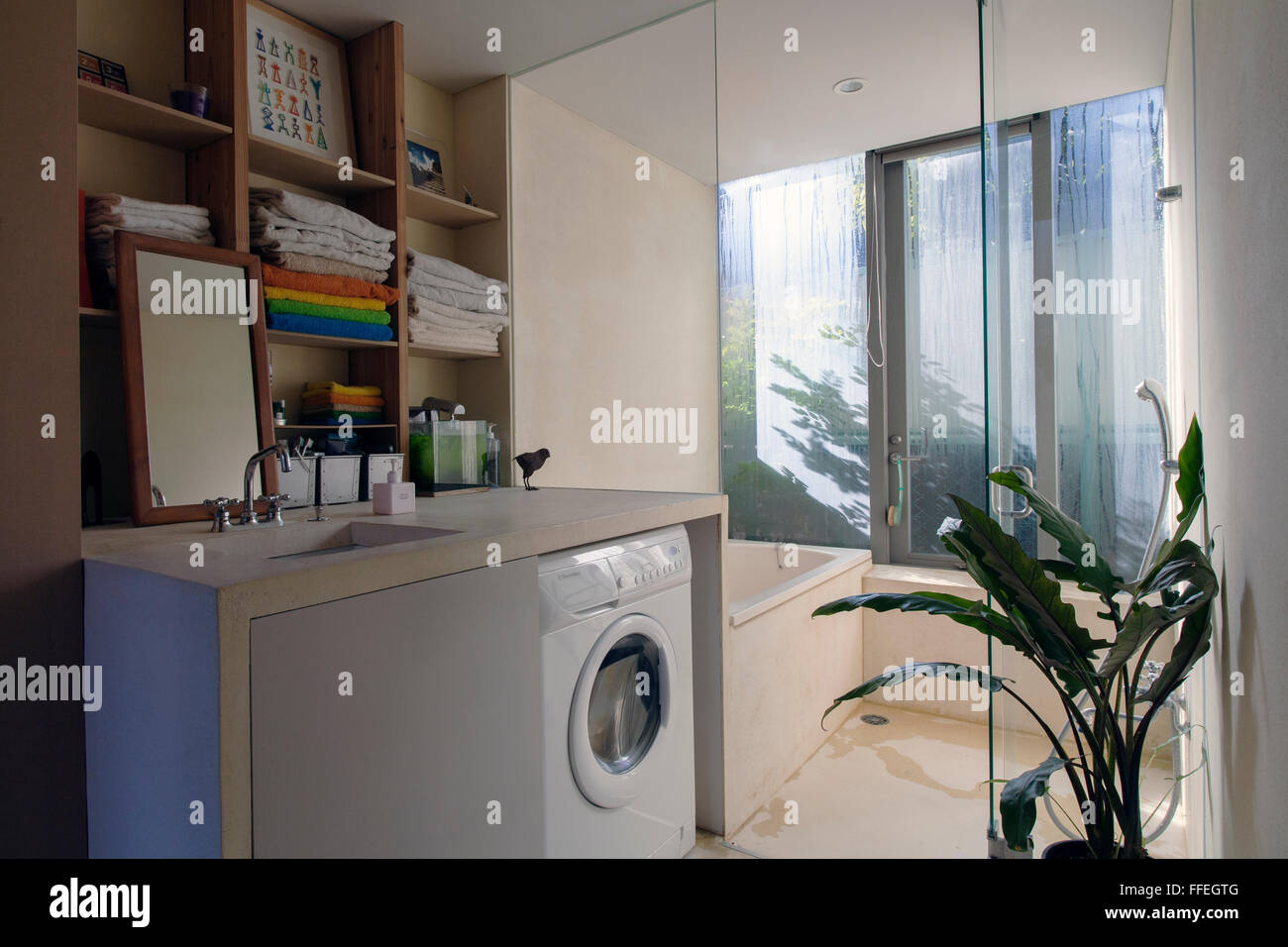 Japanisches modernes Badezimmer in einem Apartment mit Waschmaschine Stockfoto