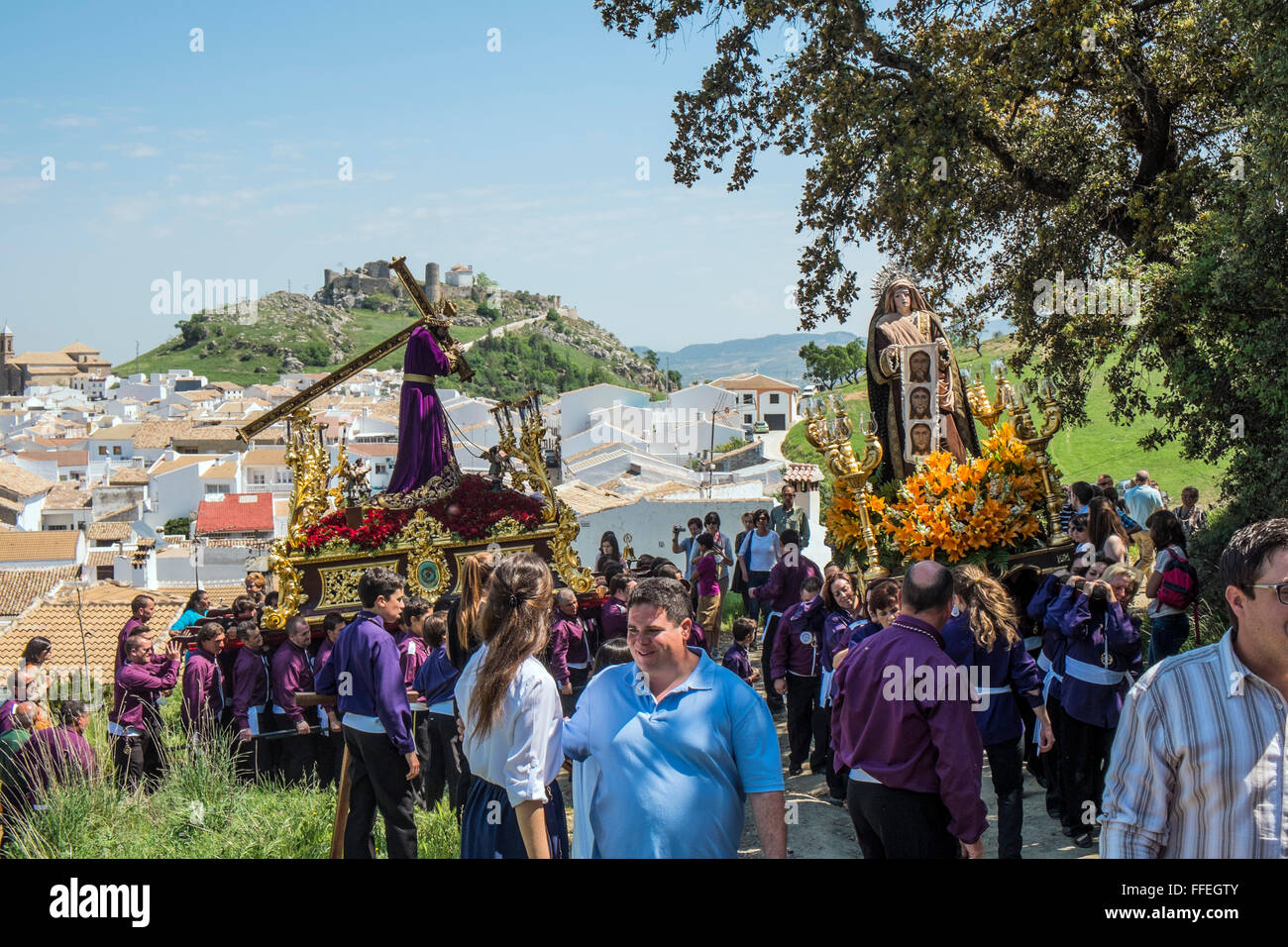 Semana Santa (Ostern/Karwoche) Prozession. Dorfbewohner tragen Jesus mit dem Kreuz und der heiligen Veronica nach La Ermita Calvario. Carcabuey, Cordoba. Spanien Stockfoto