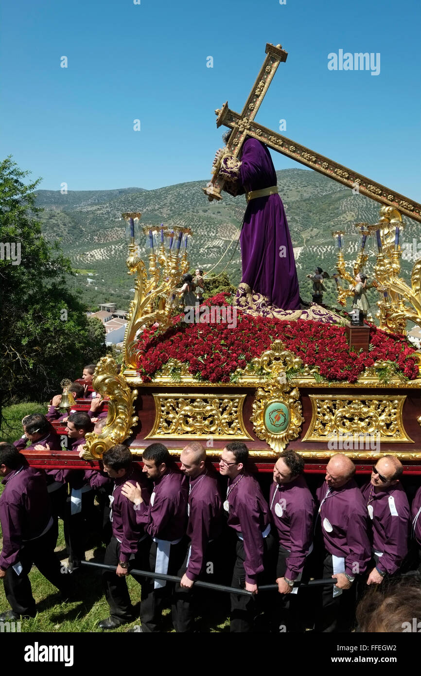 Semana Santa (Ostern/Karwoche) Prozession. Dorfmänner tragen Christus mit dem Kreuz nach Golgatha (Ermita Calvario). Carcabuey, Cordoba. Spanien Stockfoto