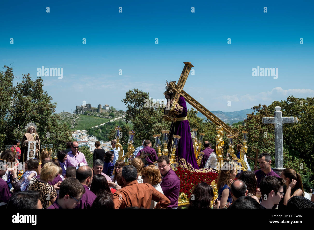 Semana Santa (Ostern oder Karwoche) Prozession. Jesus trägt das Kreuz und die hl. Veronika auf dem Kalvarienberg (Ermita Calvario). Carcabuey, Cordoba. Spanien Stockfoto