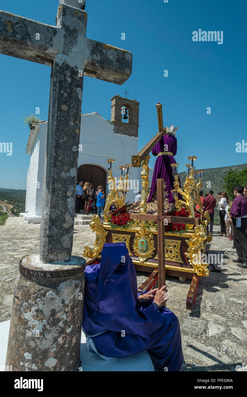 Büßer mit seinem Kreuz auf Golgatha (Ermita Calvario). Semana Santa Ostern feiern. Andalusische Córdoba. Spanien Stockfoto