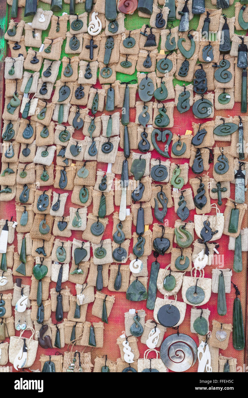 Maori gestaltet Halsketten von Greenstone, jade zum Verkauf am Stall am Markt Auckland, Neuseeland Stockfoto