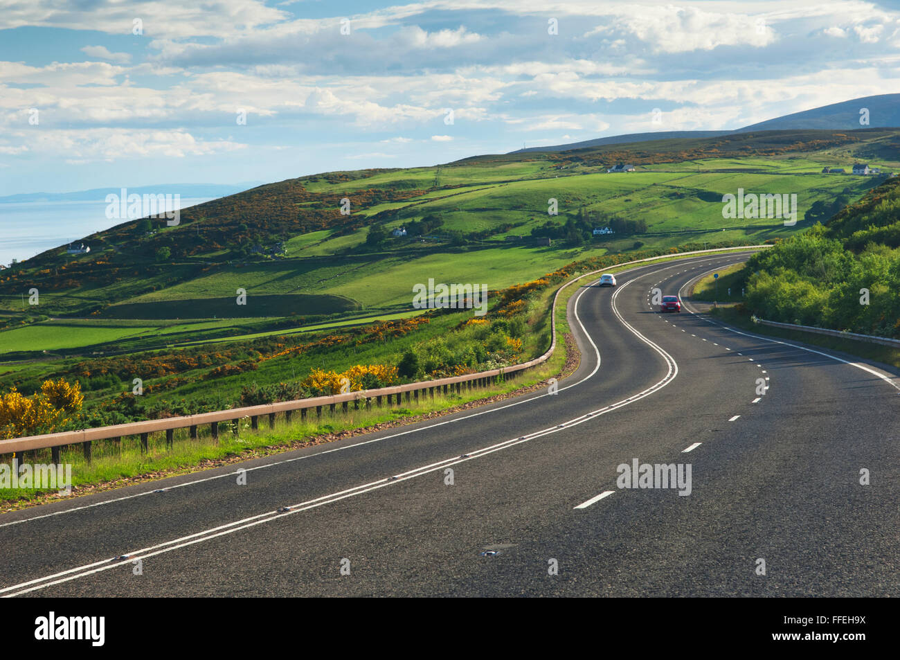 A9-Hauptstraße in der Nähe von Helmsdale in Sutherland, Schottland. Diese Straße ist Teil der nördlichen Küste 500 Route. Stockfoto