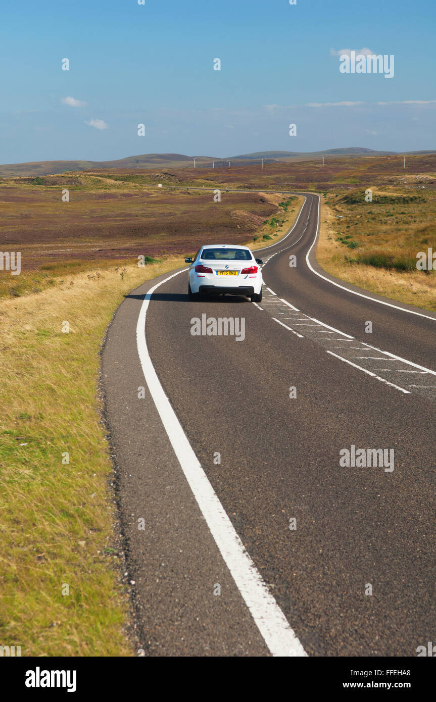 Auto fahren entlang der Nord-Küste-500-Route in der Nähe von Strathy, Sutherland, Schottland. Stockfoto