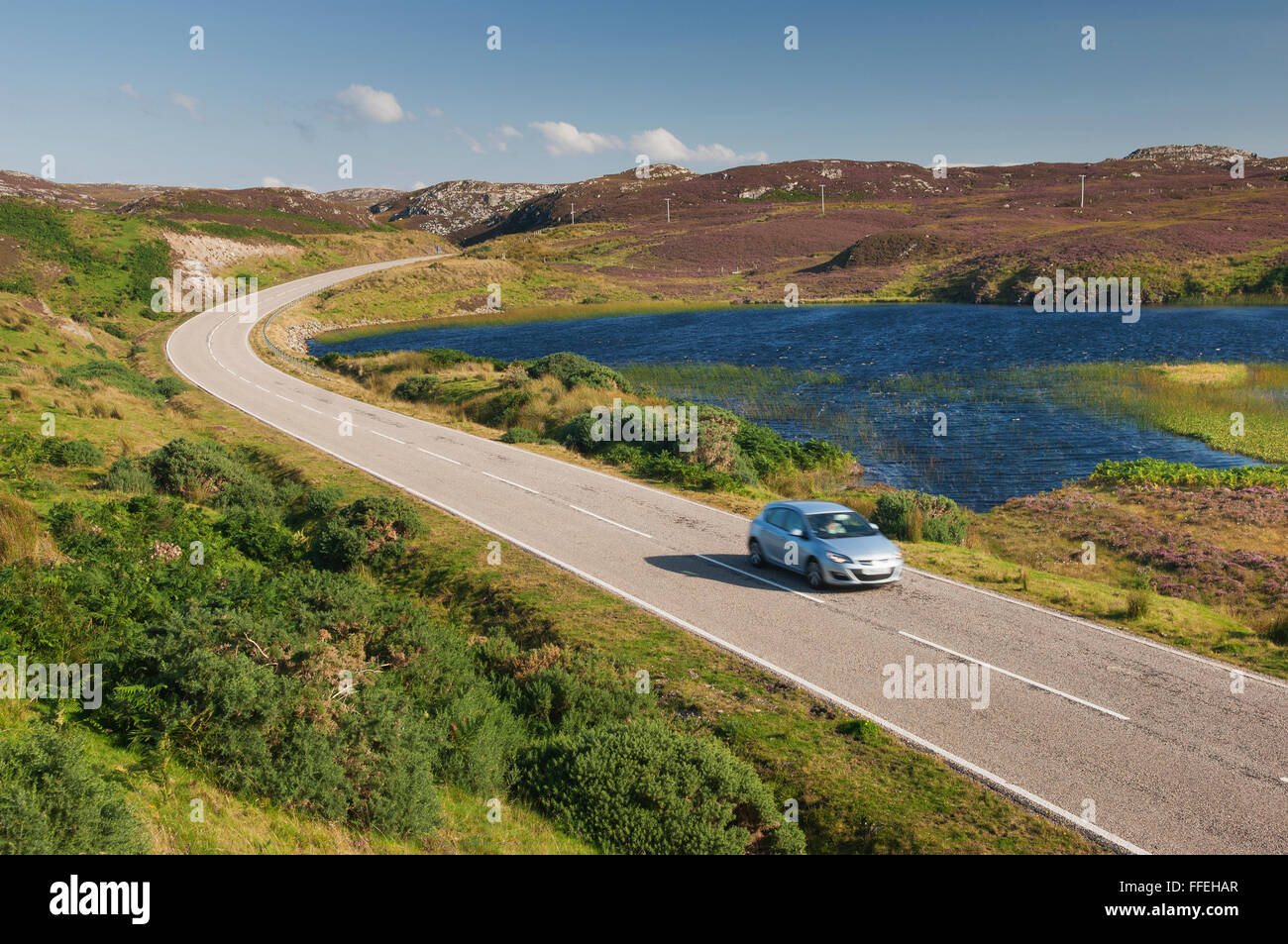 Auto fahren entlang der Nord-Küste-500-Route in der Nähe von Bettyhill, Sutherland, Schottland. Stockfoto