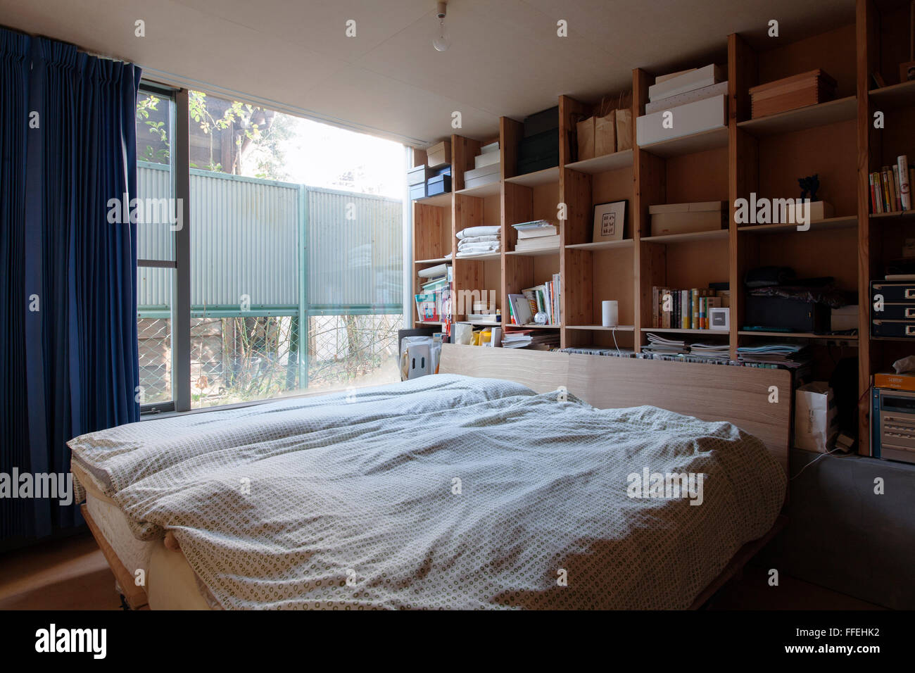 Unordentliches japanisches Schlafzimmer in einem modernen Zuhause, Tokyo Japan Stockfoto