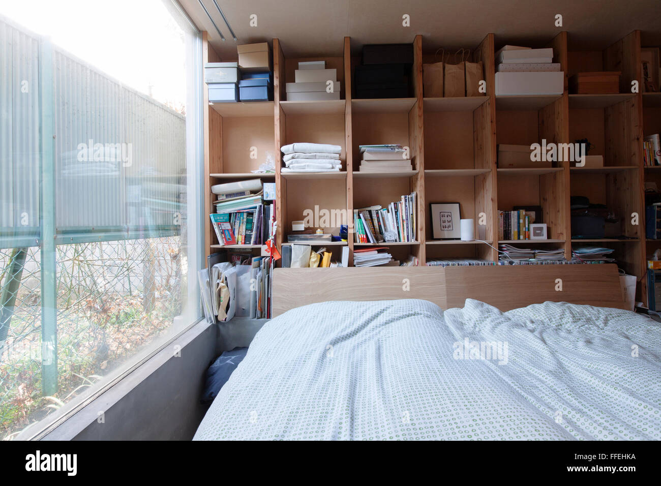 Unordentliches japanisches Schlafzimmer in einem modernen Zuhause, Tokyo Japan Stockfoto