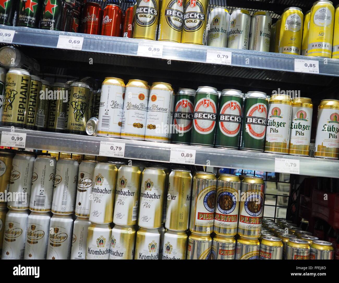 Bierflaschen sind auf einem Regal eines Supermarktes in Berlin am 4. Januar 2016 gesehen. Foto: Wolfram Steinberg/dpa Stockfoto
