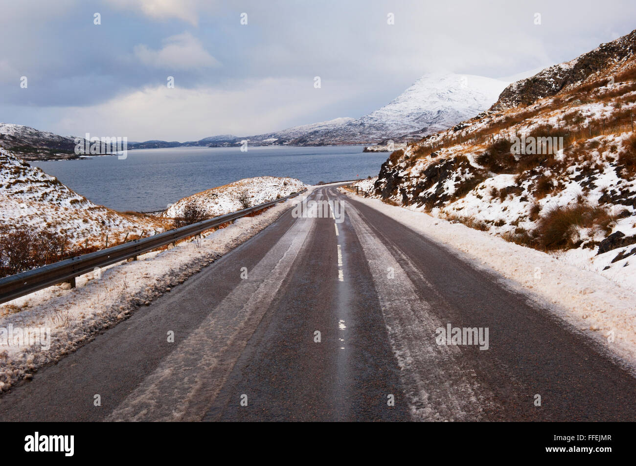 Winter-Straße neben dem Loch Assynt - Sutherland, Schottland. Die Straße ist Teil der nördlichen Küste 500 Route. Stockfoto