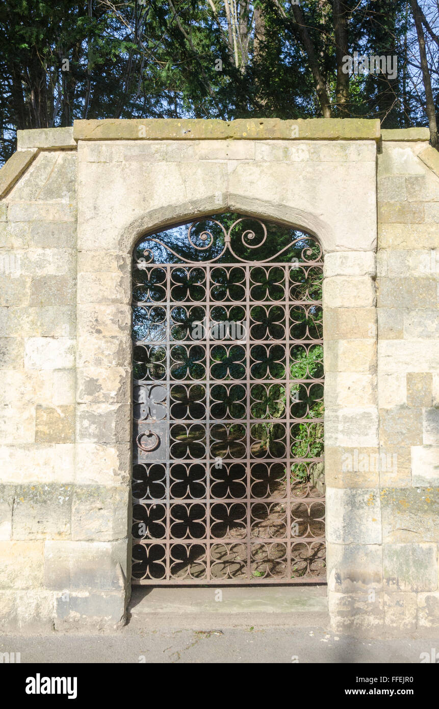 Schmiedeeisernes Gitter Tor in Winchcombe, Gloucestershire Stockfoto