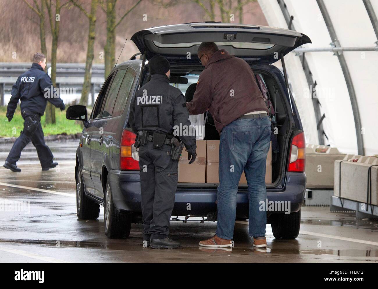 Deutsche Polizei Steuern Autos auf der Autobahn A3 entfernt, auf einem Teil von ankommenden Migranten und Flüchtlinge, verwendet 04 Februar 2016. Stockfoto