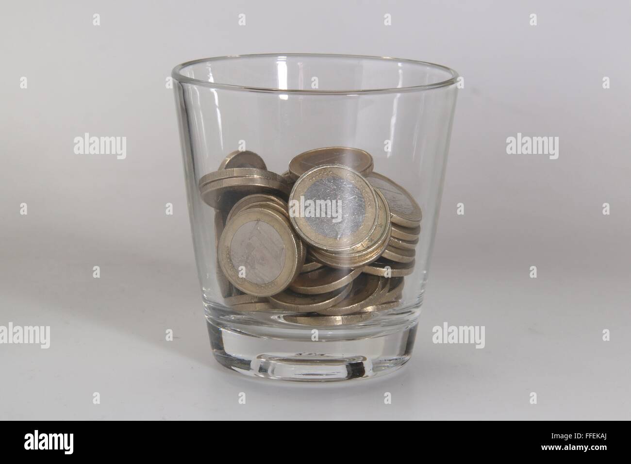 Mehrere Euro-Münzen in einem Glas Stockfoto