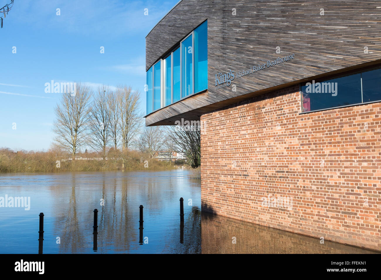 Michael Baker Bootshaus am Kings School Worcester durch die überfluteten Fluss Severn Stockfoto