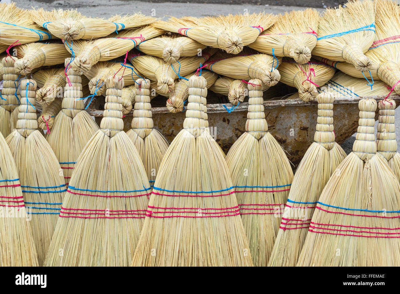 neue traditionelle Schneebesen Besen auf einem offenen Markt Stockfoto