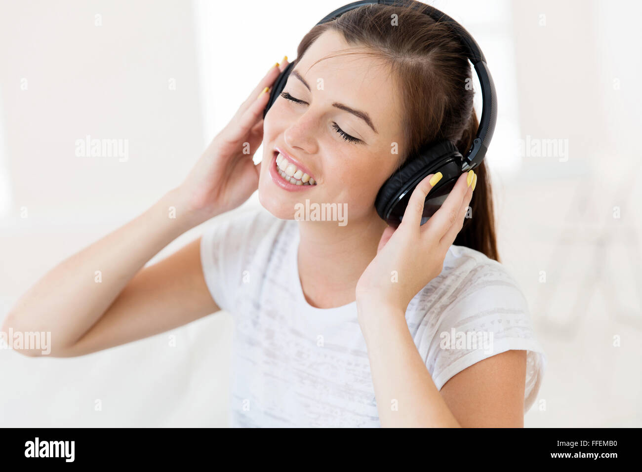 fröhliche junge Teen Girl Musik hören Stockfoto
