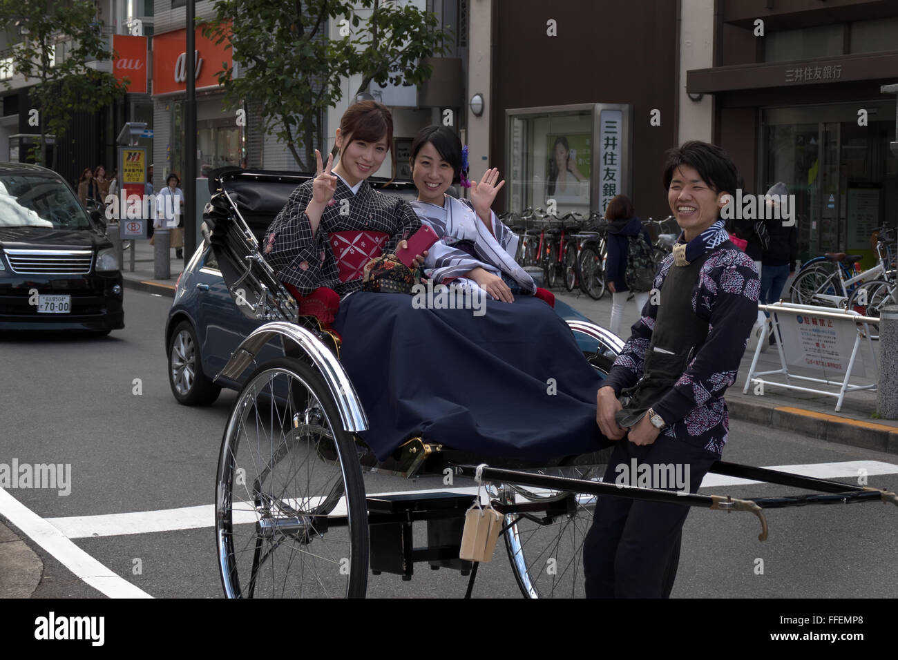 Glückliche Mädchen, Freunde, junge Frauen, Lächeln, Passagiere auf Rikscha. Tokio, Japan, Asien Stockfoto
